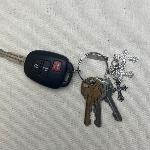 Y2k 2000s vintage style silver cross key chain - Picture 5 of 7